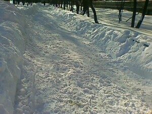 zugeschneiter-weg-in-russlands-hauptstadt-300x225-5928406